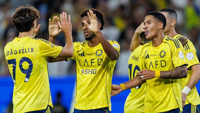 Đồng đội chia vui với Kingsley Coman sau khi anh hoàn tất cú đúp vào lưới của Al Zawraa