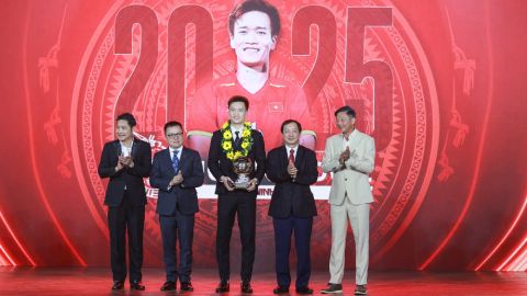 Simone Inzaghi celebrating with his Inter Milan players after beating Barcelona.