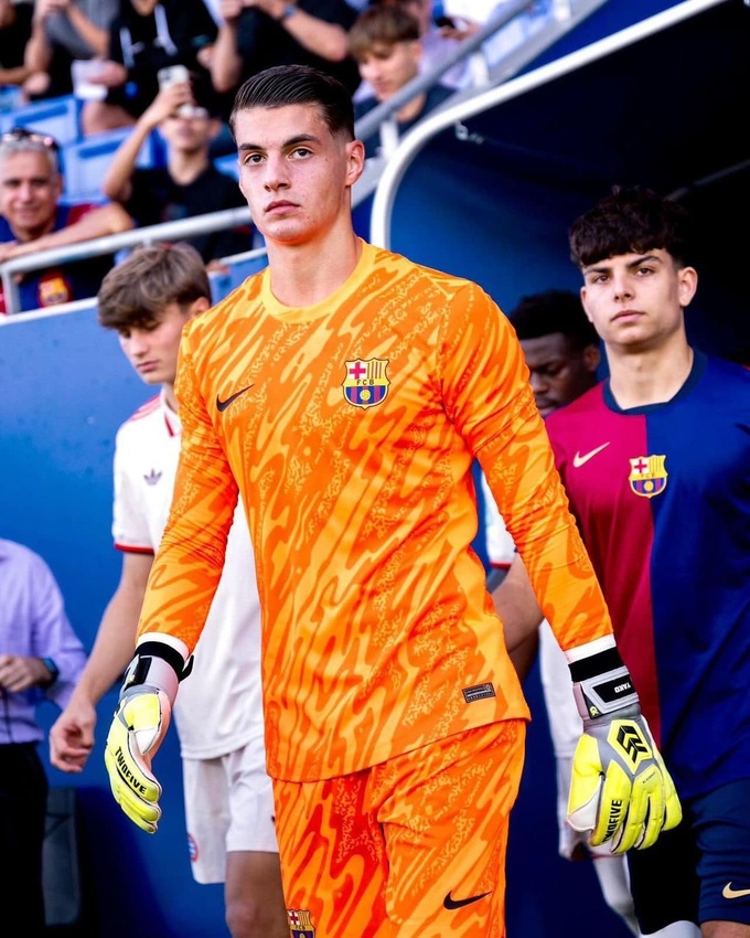 Thủ thành sinh năm 2006 này trưởng thành từ lò La Masia của Barca.
