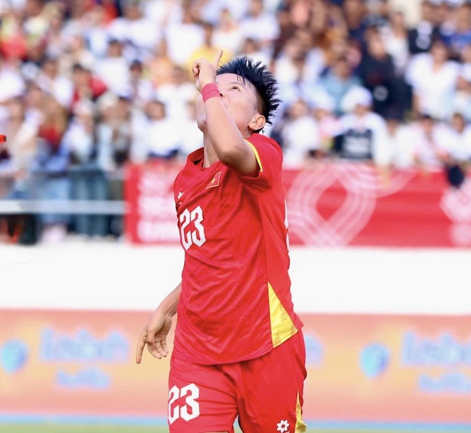 Mỗi khi gthi đấu, Thuỳ luôn ngước lên trời khấn cha của mình. Ảnh: Anh Khoa 