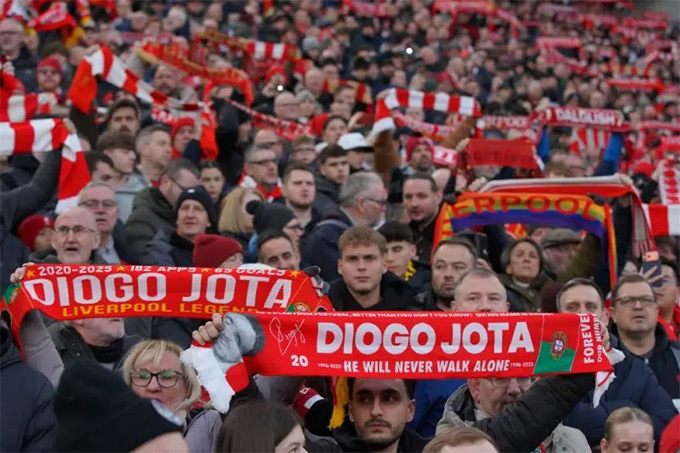 Trên sân Anfield là những tấm băng rôn in tên Jota