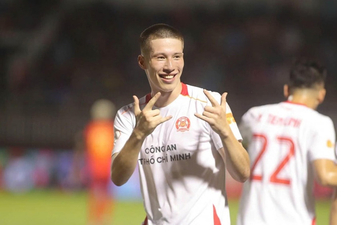 Trung phong Lee Williams cao trên 1m90 