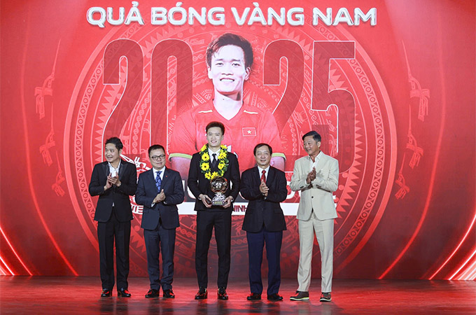 Hoàng Đức lần thứ 3 giành Quả bóng Vàng Việt Nam với điểm số áp đảo - Ảnh: Anh Khoa 