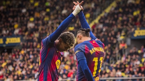 Simone Inzaghi celebrating with his Inter Milan players after beating Barcelona.