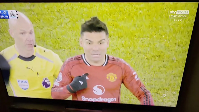 Casemiro ngạc nhiên khi bị thay ra