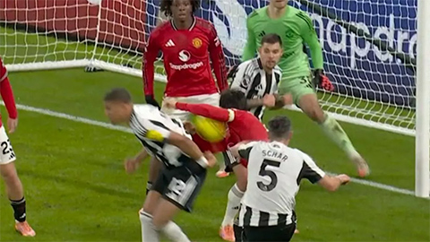  MU thoát 1 quả phạt đền đầy tranh cãi trước Newcastle