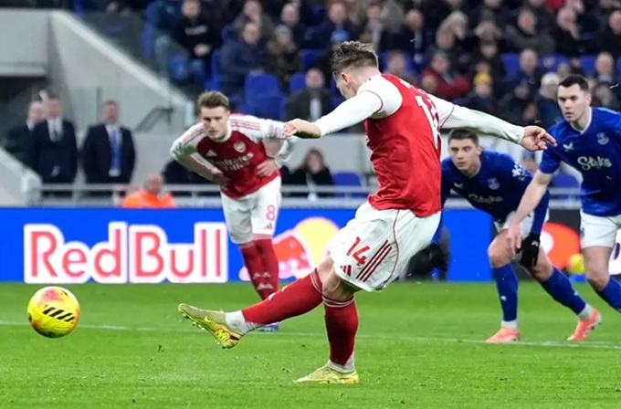 Gyokeres tìm lại niềm vui ghi bàn từ chấm phạt đền trước Everton