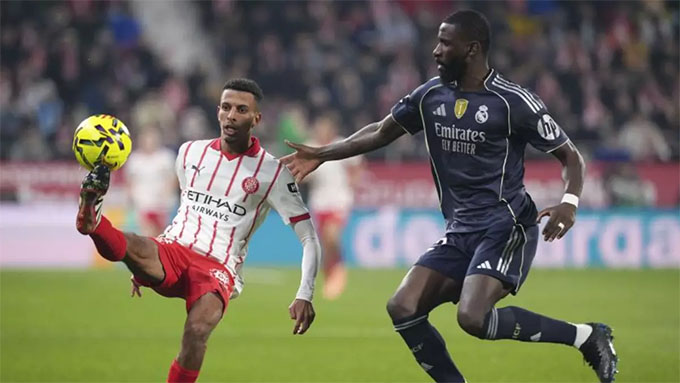 Real Madrid (phải) đang tan hoang hàng thủ