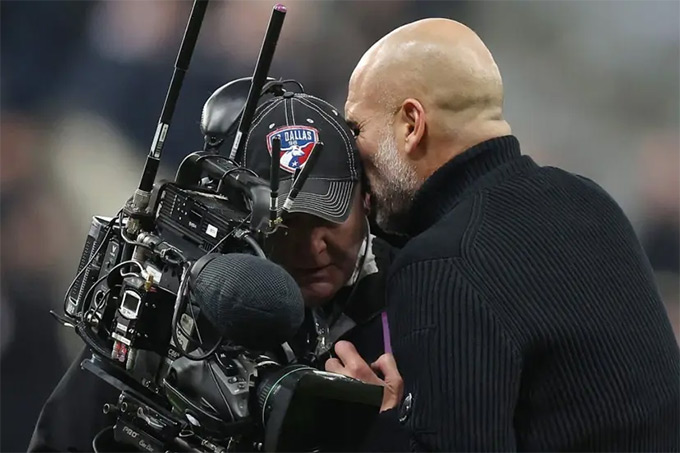 HLV Guardiola nổi cáu với cameraman
