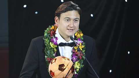 Simone Inzaghi celebrating with his Inter Milan players after beating Barcelona.