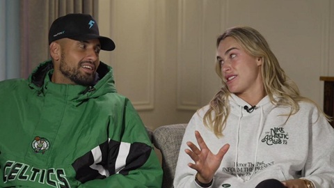 Simone Inzaghi celebrating with his Inter Milan players after beating Barcelona.