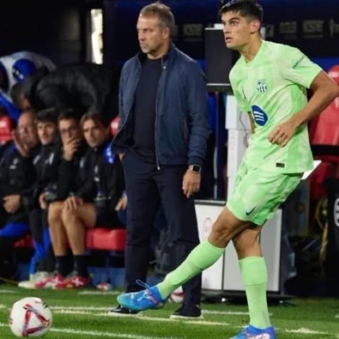 HLV Hansi Flick đã thành công khi xếp Gerard Martin đá trung vệ lệch trái