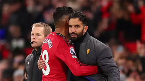 Simone Inzaghi celebrating with his Inter Milan players after beating Barcelona.