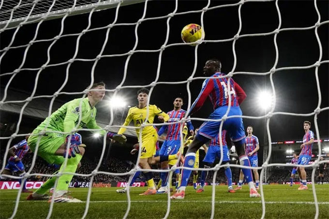 Gray đánh đầu cận thành mang về chiến thắng cho Tottenham