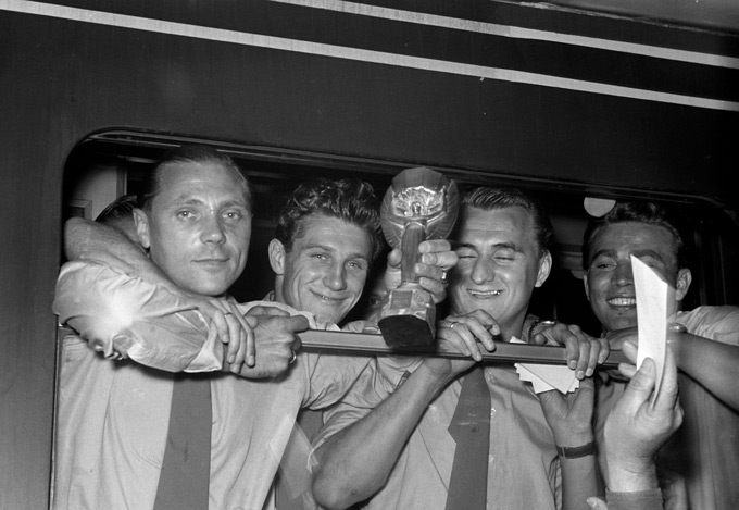 Các cầu thủ Tây Đức khoe chức vô địch World Cup 1954 trên một chuyến tàu