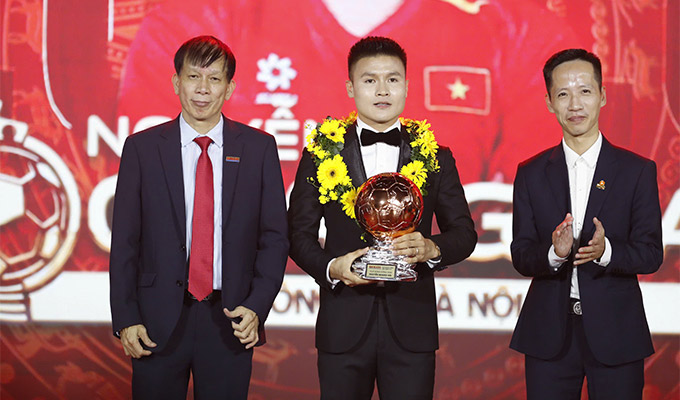 Quang Hải vừa giành Quả bóng Đồng sau một năm thi đấu thành công - Ảnh: Anh Khoa 