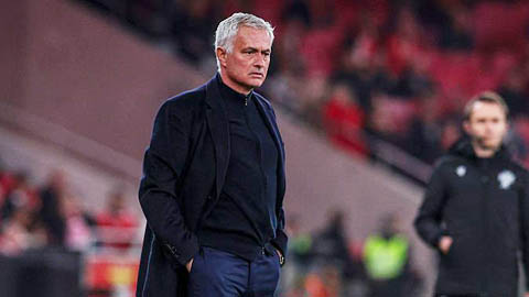 Simone Inzaghi celebrating with his Inter Milan players after beating Barcelona.