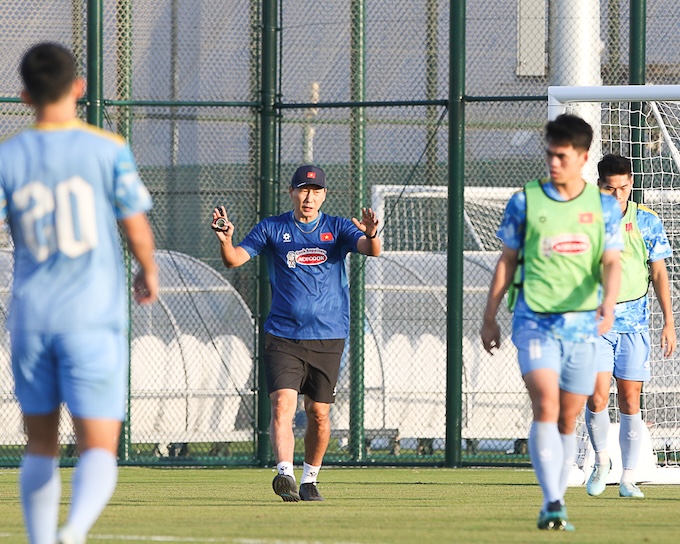 HLV Kim Sang Sik liệu có tìm được một bộ khung ổn định cho U23 Việt Nam. Ảnh: VFF