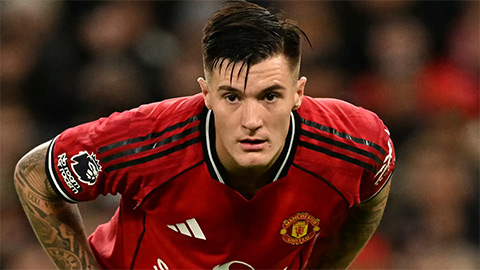 Simone Inzaghi celebrating with his Inter Milan players after beating Barcelona.