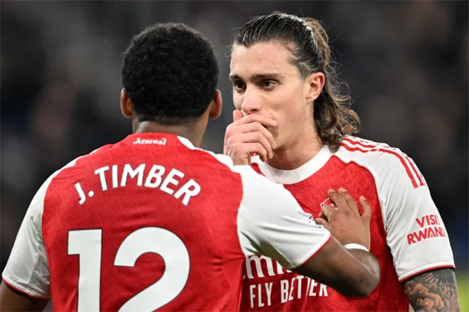 Timber và Calafiori vẫn chưa chắc ra sân