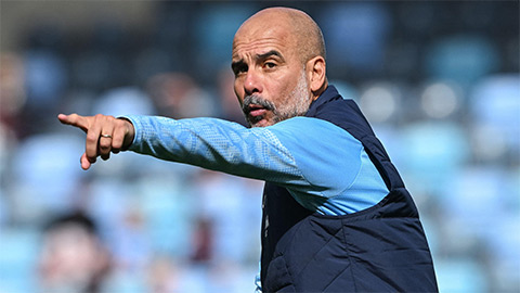Simone Inzaghi celebrating with his Inter Milan players after beating Barcelona.