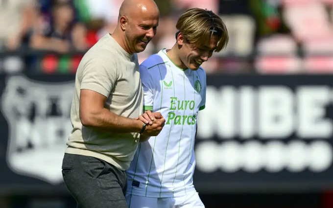 Ueda trong màu áo Feyenoord lúc Arne Slot vẫn còn là HLV trưởng của CLB
