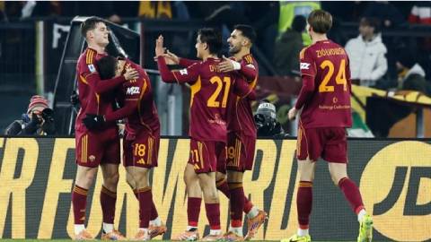 Simone Inzaghi celebrating with his Inter Milan players after beating Barcelona.