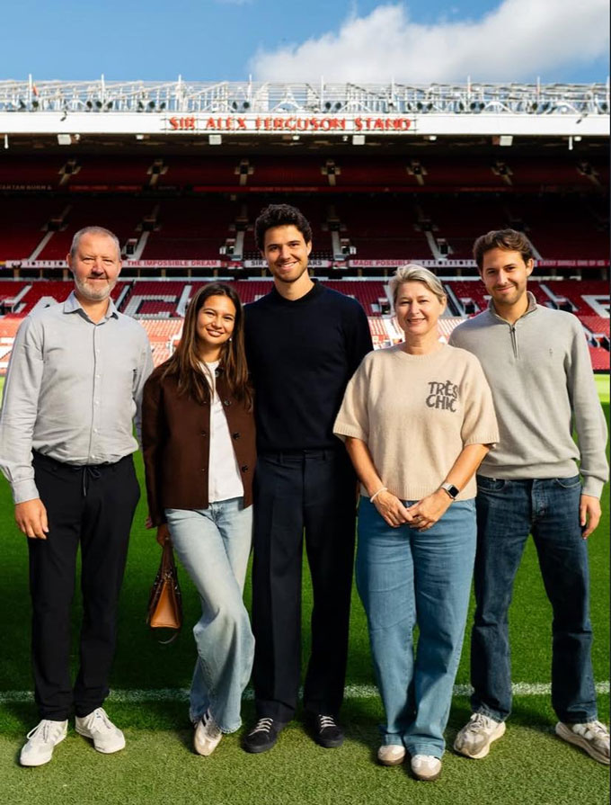 Lammens chụp ảnh cùng bố mẹ, anh trai và bạn gái khi gia nhập MU