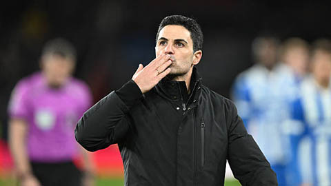 Simone Inzaghi celebrating with his Inter Milan players after beating Barcelona.