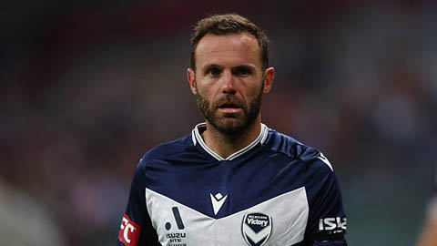 Simone Inzaghi celebrating with his Inter Milan players after beating Barcelona.