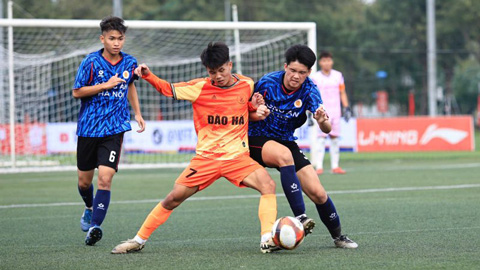 Simone Inzaghi celebrating with his Inter Milan players after beating Barcelona.