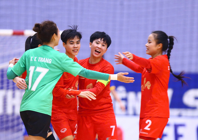 Tuyết Dung chia vui cùng các đồng đội trong màu áo Phong Phú Hà Nam