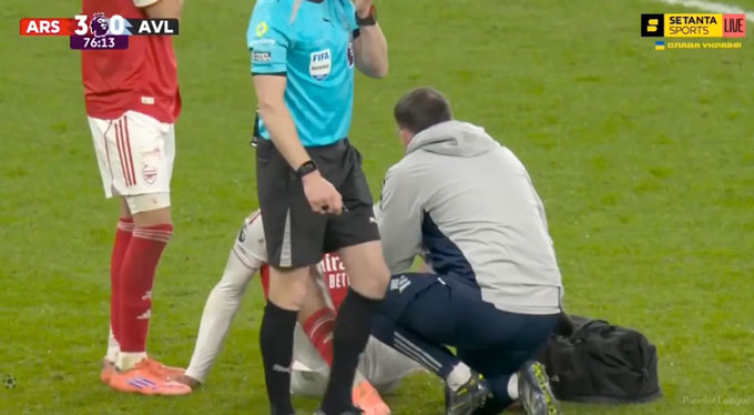 Gabriel bị Piero Hincapie dẫm vào tay