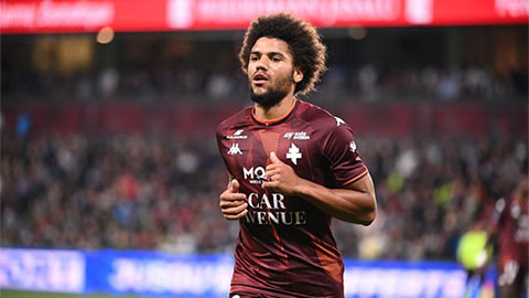 Simone Inzaghi celebrating with his Inter Milan players after beating Barcelona.