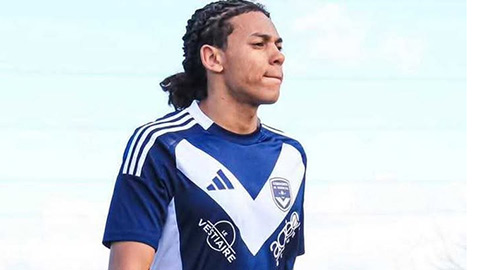 Simone Inzaghi celebrating with his Inter Milan players after beating Barcelona.