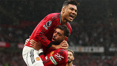 Simone Inzaghi celebrating with his Inter Milan players after beating Barcelona.