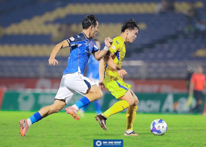 SLNA (áo vàng) trong trận đấu với Becamex TP.HCM. Ảnh: FBNV