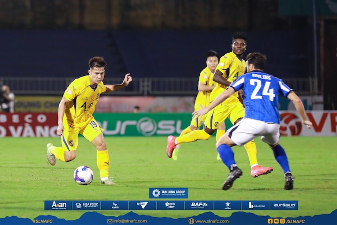SLNA có lứa cầu thủ trẻ thi đấu rất nhiệt huyết. Ảnh: FBNV