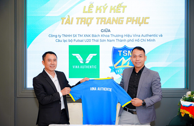 Đại diện của Thái Sơn Nam - ông Nguyễn Bảo Trung (phải) và CEO Vina Authentic - Trần Ngọc Việt tại buổi lễ ký kết