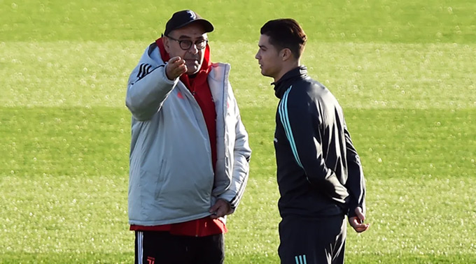 Sarri thừa nhận làm thầy Ronaldo không dễ chút nào