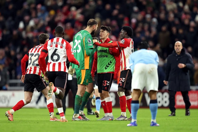 Gianluigi Donnarumma nổi điên với cầu thủ Sunderland