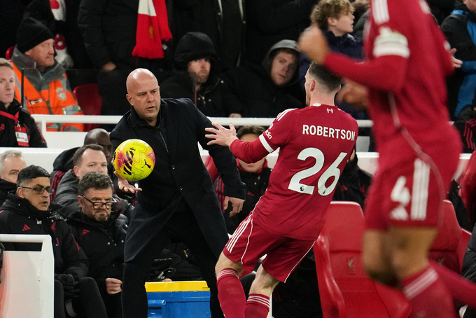 Đội bóng của HLV Arne Slot đã bị đội đầu bảng Arsenal bỏ xa 12 điểm