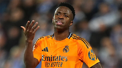 Simone Inzaghi celebrating with his Inter Milan players after beating Barcelona.