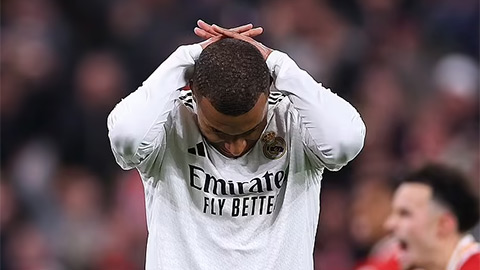 Simone Inzaghi celebrating with his Inter Milan players after beating Barcelona.