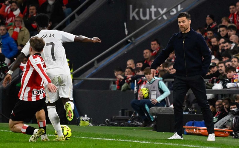 Để vượt qua được hoàn cảnh bi đát trước mắt, HLV Alonso cần có một trung phong chất lượng