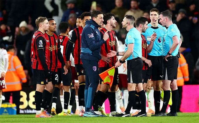 Các cầu thủ Bournemouth phản ứng gay gắt với trọng T sau trận đấu