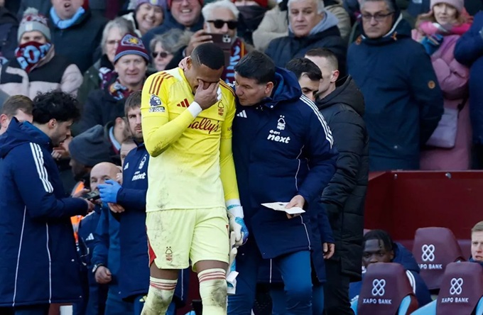 Thủ môn Nottingham rời sân trong nước mắt