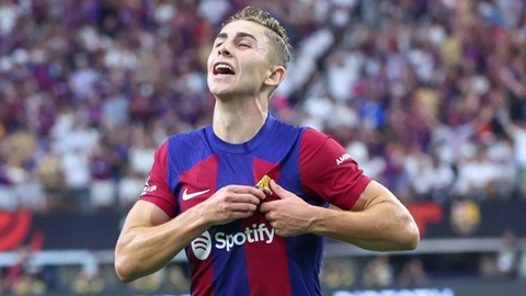 Simone Inzaghi celebrating with his Inter Milan players after beating Barcelona.