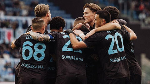 Simone Inzaghi celebrating with his Inter Milan players after beating Barcelona.