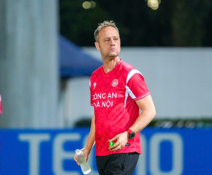 HLV Mano Polking đang thổi vào CAHN một lối chơi rất hiện đại và khó chịu. Ảnh: FBNV